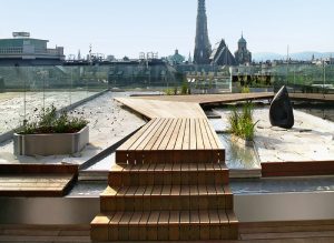 Exklusive Holzterrasse mit Holzdielen aus Thermoesche und Unterkonstruktion in Alu in Wien