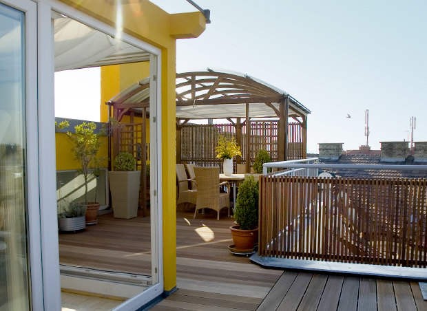 Gemütliche Dachterrasse mit Pavillon und Sichtschutz in Lärchenholz, Holzterrasse