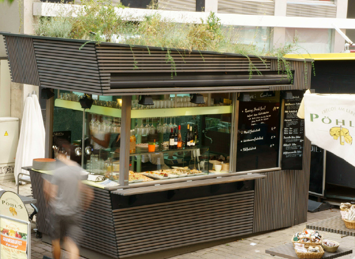 Marktstand mit Leistenwand