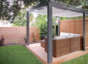 Moderne Gartenlaube / Pergola nach Maß exklusiv vom Gartentischler: Holzdielen, Dacheindeckung, Beschattung, Lamellen-Sichtschutz sowie Sichtschutz-Zaun in Lärche von WALLI