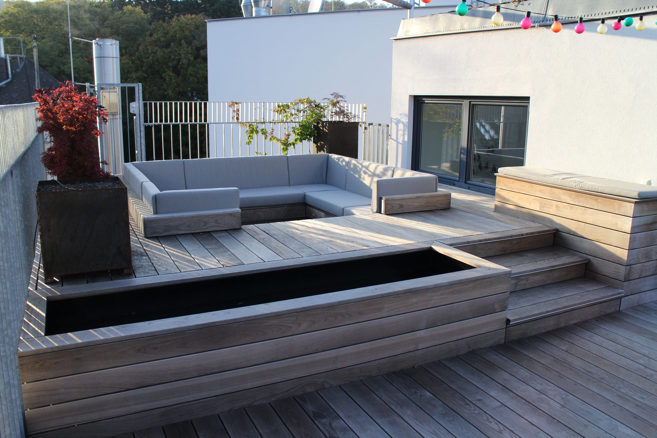 Exklusive Holzterrasse mit integriertem Lounge Sofa 3 Exklusive Holzterrasse mit integriertem Lounge Sofa 05