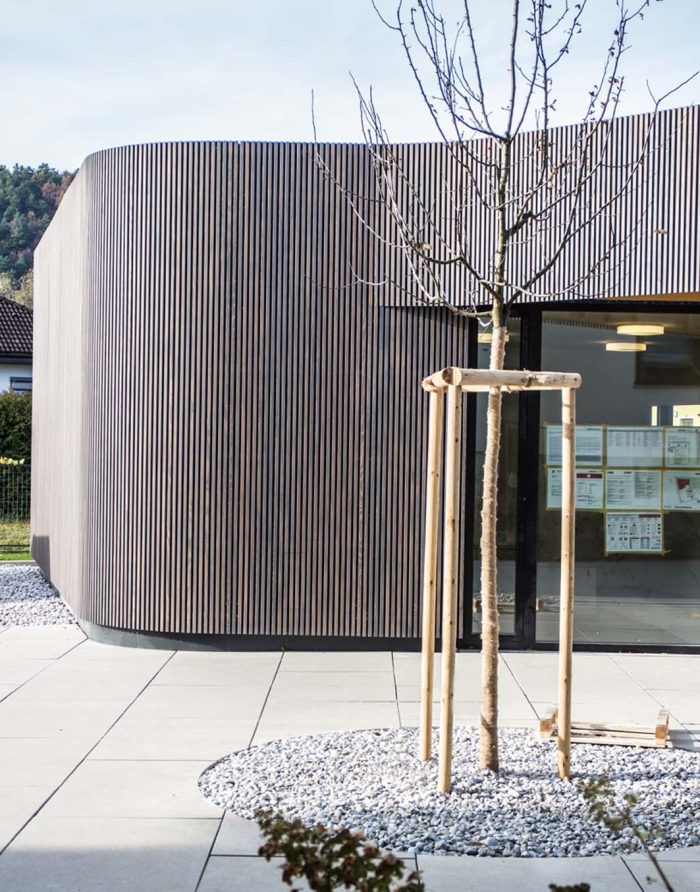 Moderne Holzfassade für die zeitgenössische Architektur – Lärche vorvergraut aus nachhaltiger