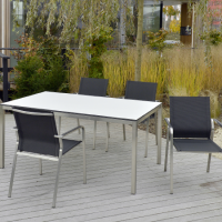 Edelstahl-Terrassentisch Manhattan mit HPL-Tischplatte und Gartenstuhl Barcelona