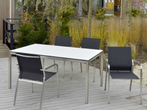 Edelstahl-Terrassentisch Manhattan mit HPL-Tischplatte und Gartenstuhl Barcelona