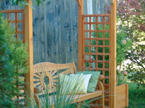 Schöne Gartenlaube / Pergola in Lärche massiv mit Rankgitter