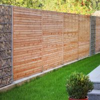 Moderner Sichtschutzzaun Rhombus aus Holz mit horizontalen Lamellen in Lärche