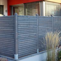 Rhombus Sichtschutz aus heimischer Lärche in Grau – individuelle Lösung für moderne Architektur