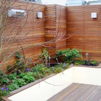 Moderne Sichtschutz-Lösung in Holz für die Terrasse: Rhombus-Feld mit horizontalen Holzlamellen in Maßanfertigung