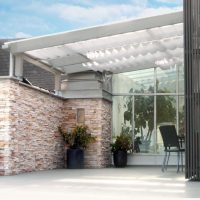 Klare Linien – modernes Terrassendach / Gartenpavillon / Gartenlaube aus Lärchenholz - Terrassenüberdachung Holz modern