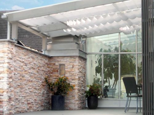 Klare Linien – modernes Terrassendach / Gartenpavillon / Gartenlaube aus Lärchenholz