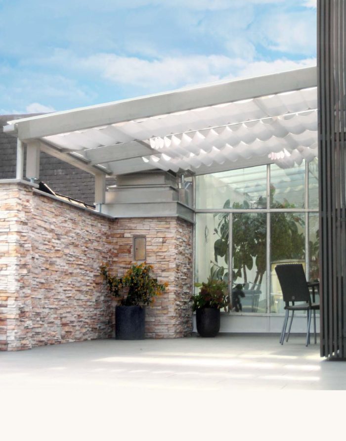 Klare Linien – modernes Terrassendach / Gartenpavillon / Gartenlaube aus Lärchenholz