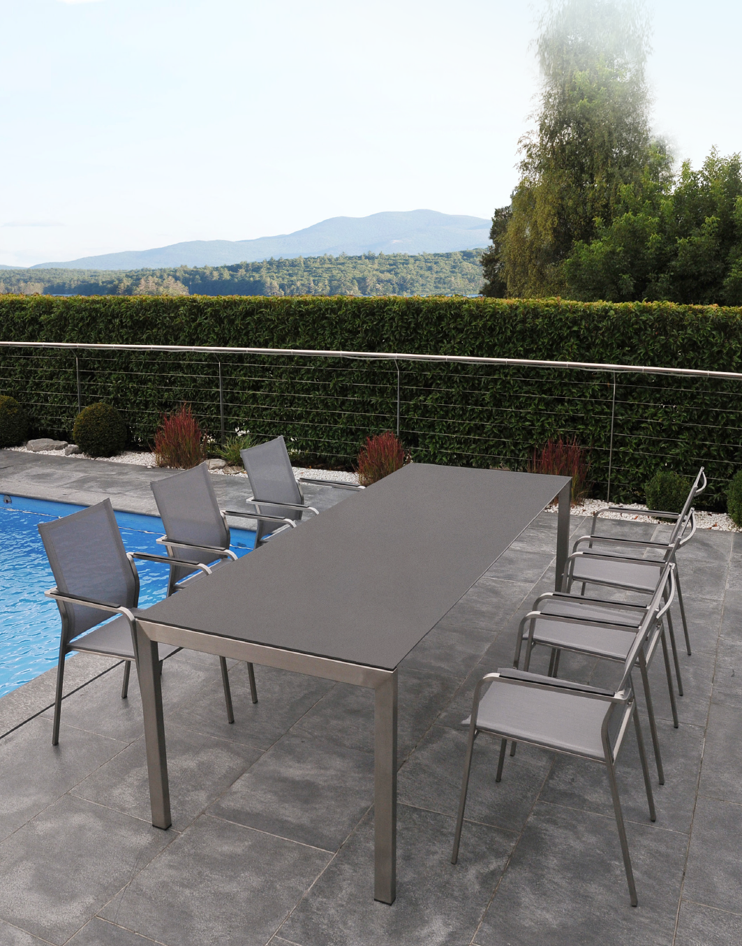 Tisch Ventura FIX 4 Design-Metalltisch Ventura mit Edelstahl-Gartenstuhl Barcelona