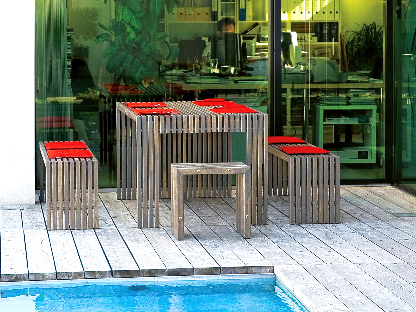 Tavola_bei_Pool Moderne Gartenmöbeln