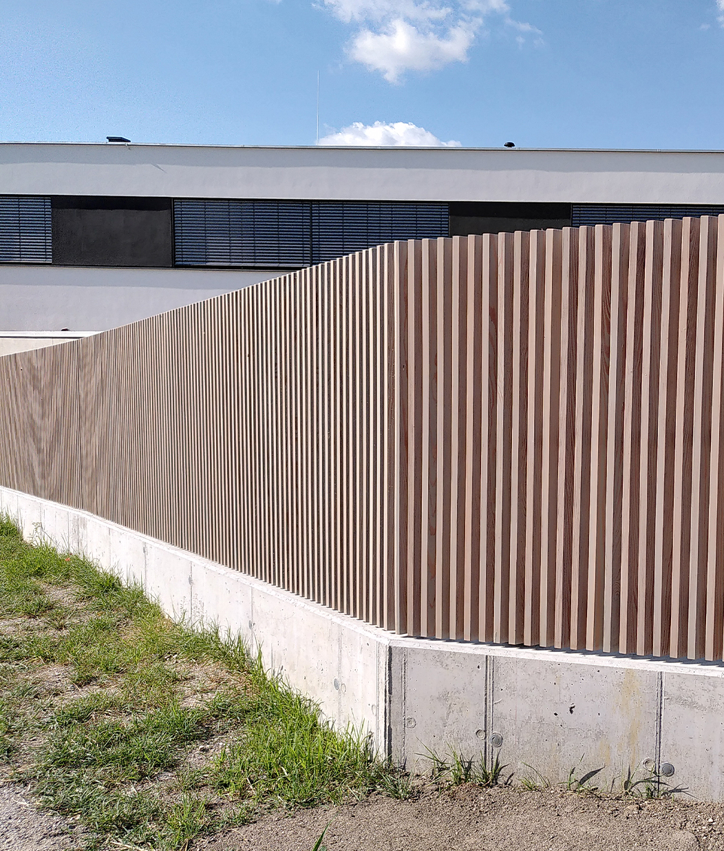 Lineare Eleganz Sichtschutz aus Holz